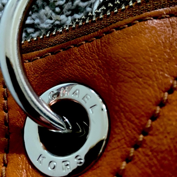 Large Michael Kors Studded Uptown Astor Tote Hobo Satchel. Silver tone hardware - Picture 4 of 8